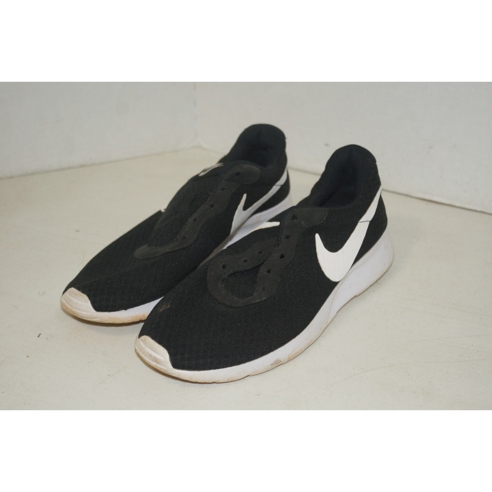 Nike Tanjun Womens Size 7.5 Running Shoes Black White Athletic Training Sneakers